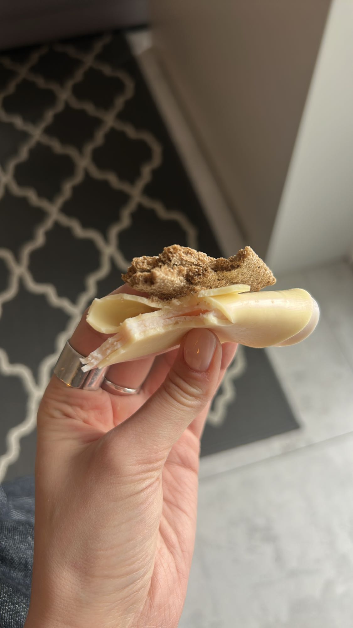 Ser, szynka i chrupkie pieczywo