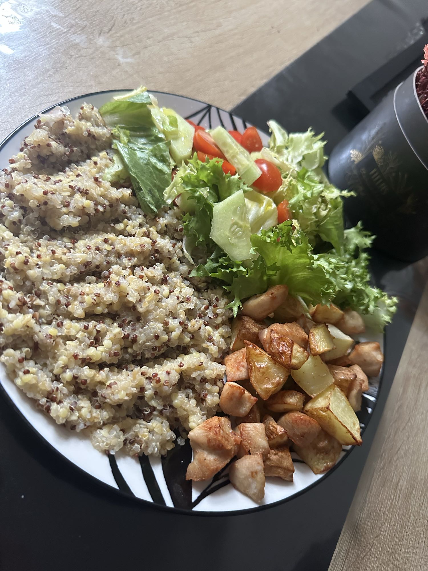 Quinoa cu pui și salată