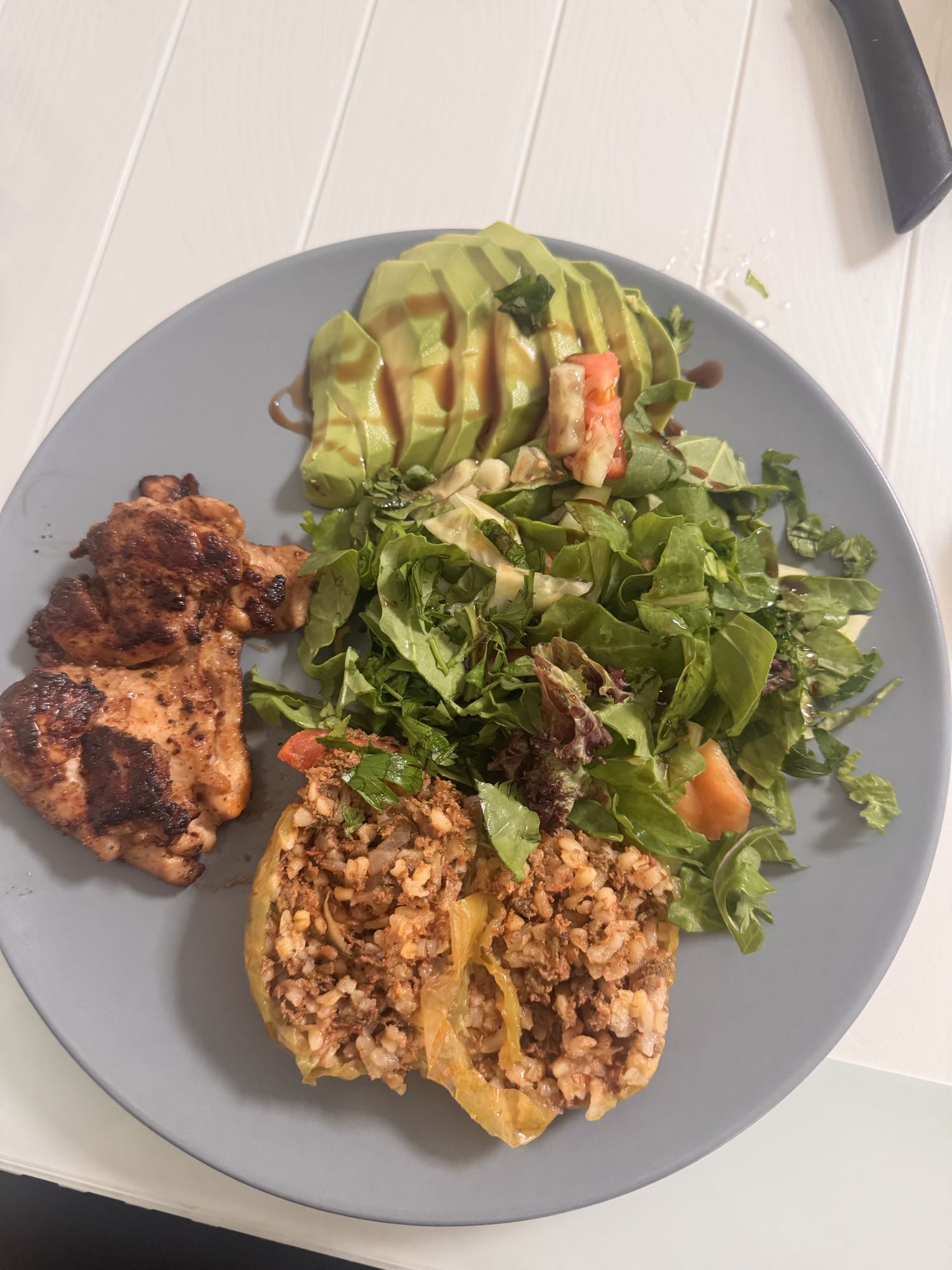 Курица с салатом и фаршированным перцем