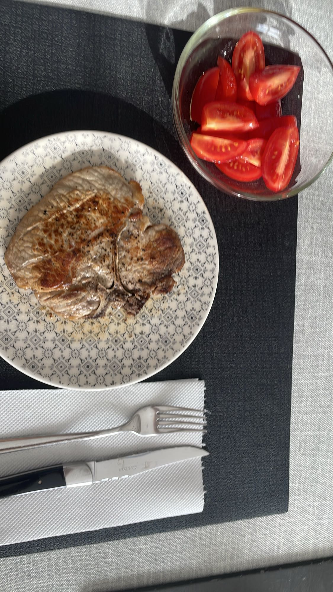 Biftek ve Domates Salatası