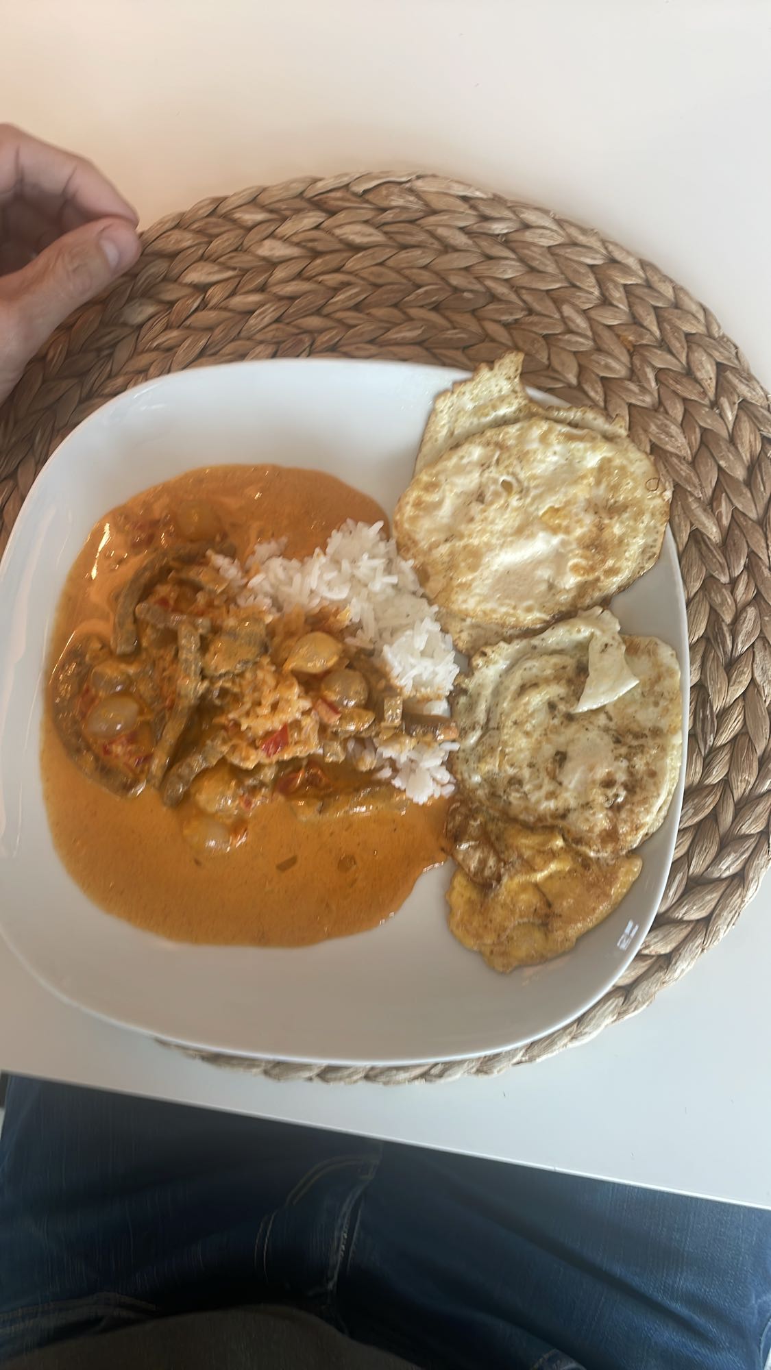 Ris med curry och stekt ägg