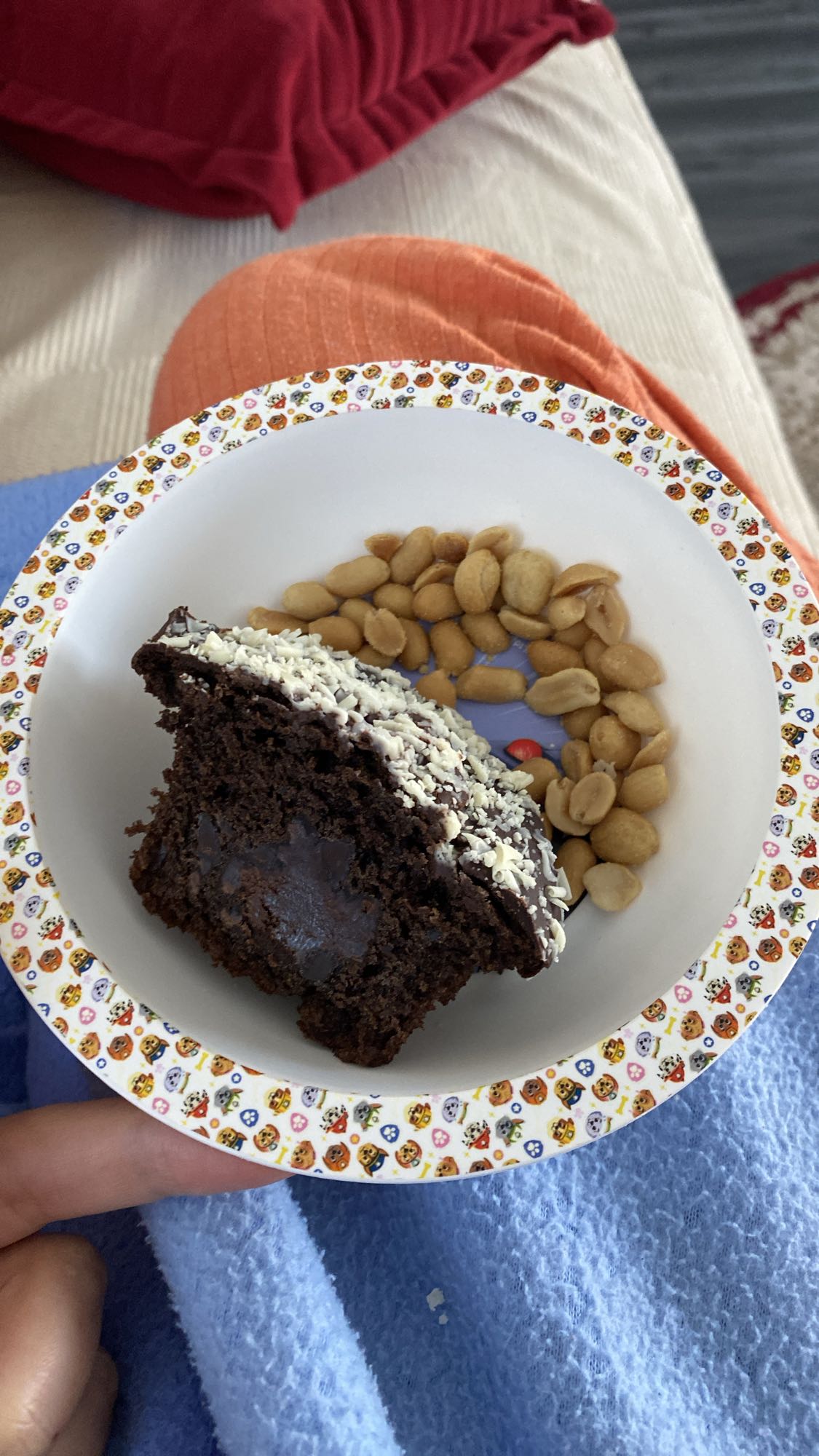 Brioșă cu ciocolată și arahide