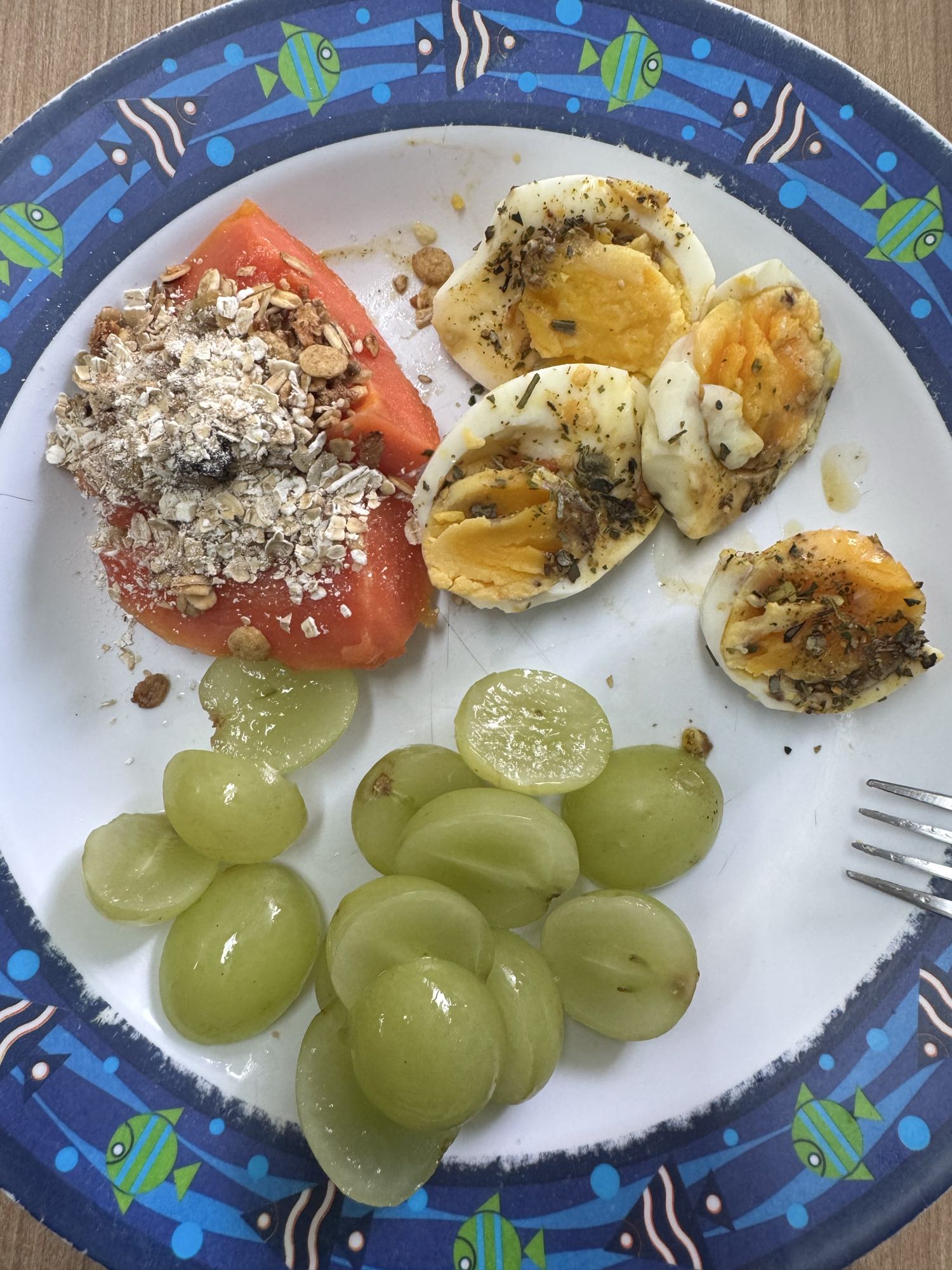 Café com ovos e frutas