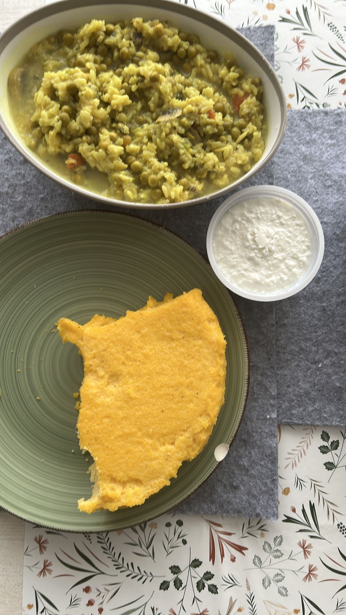 arroz con guisantes, polenta y queso