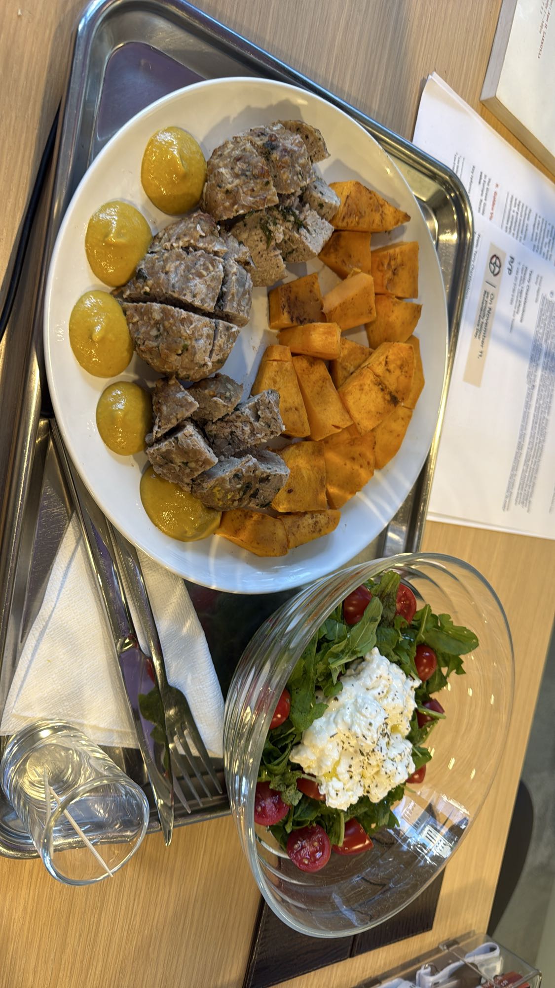 Μπιφτέκια με σαλάτα