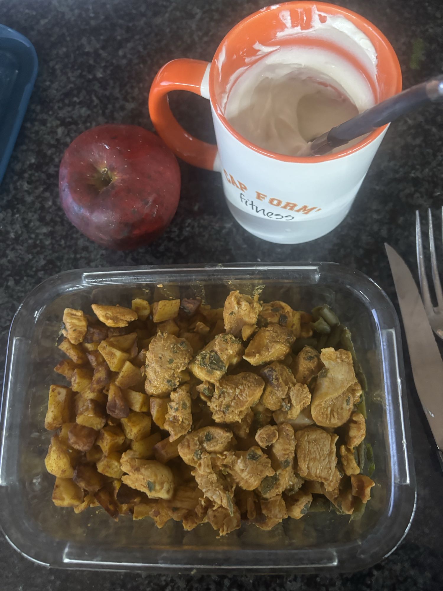 Poulet, pomme de terre, haricots verts, pomme, petit suisse, protéine