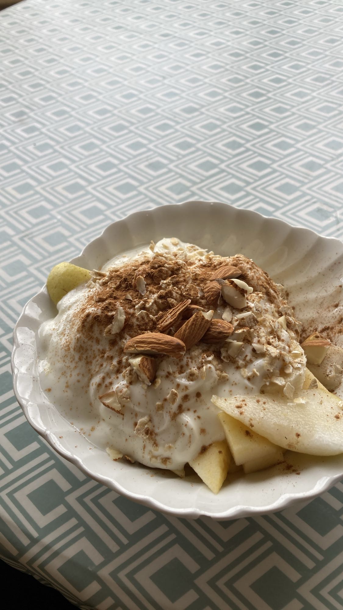 Yoghurt med frukt och nötter