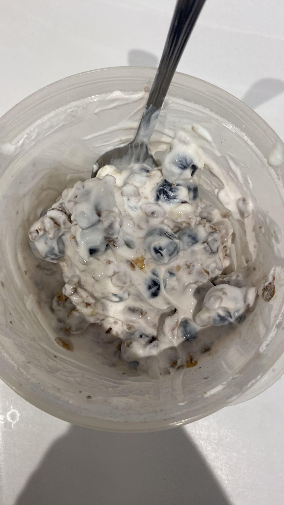 yogur con arándanos y granola