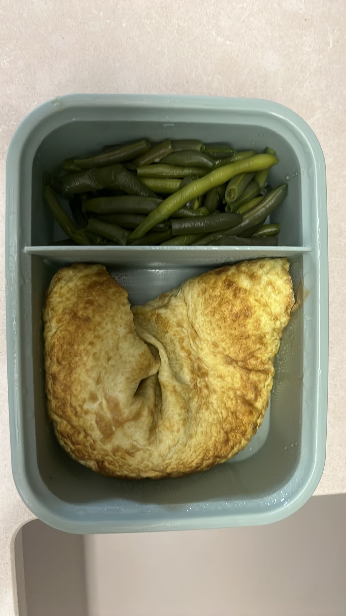 Omelet ve yeşil fasulye