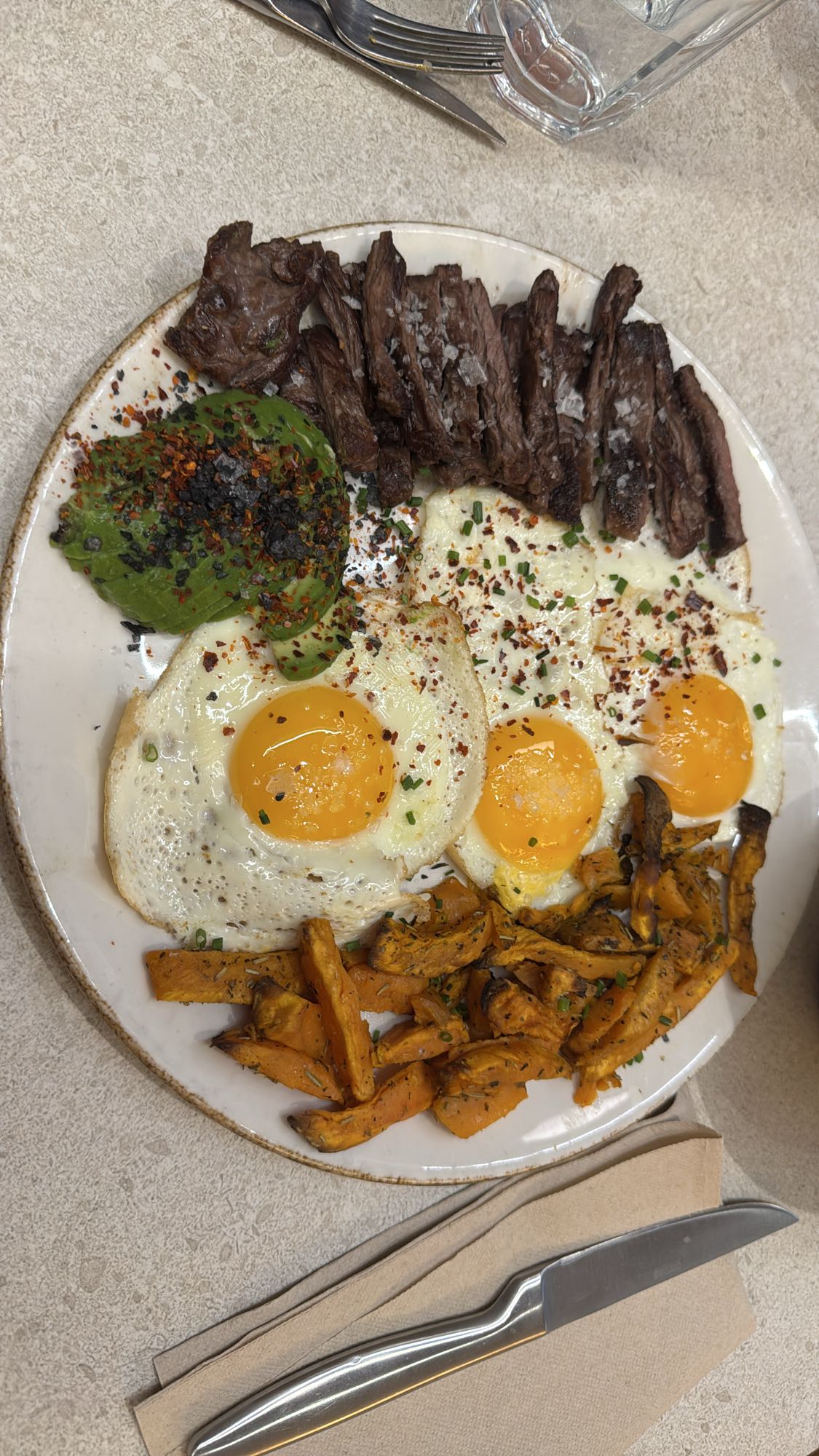Huevos plancha entraña boniato asado