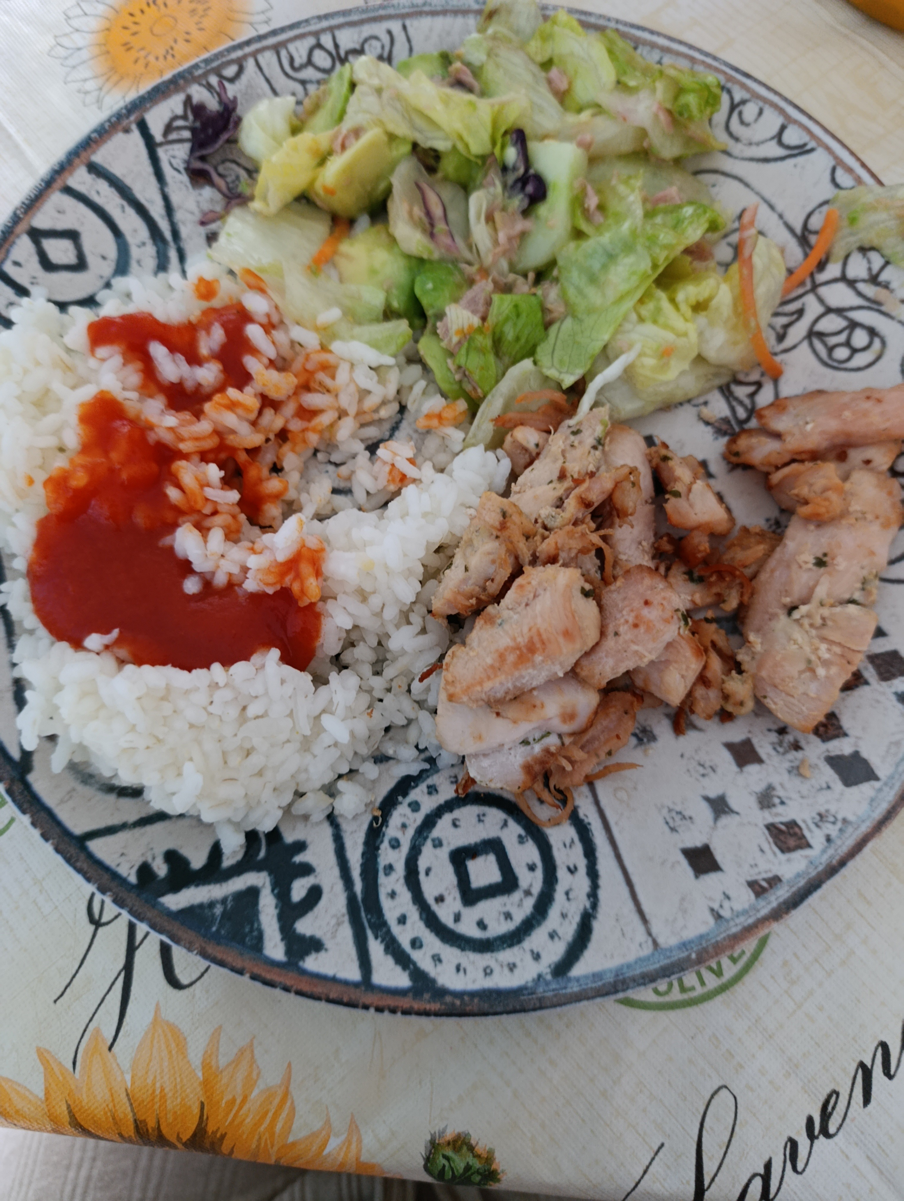 Pollo con arroz y ensalada