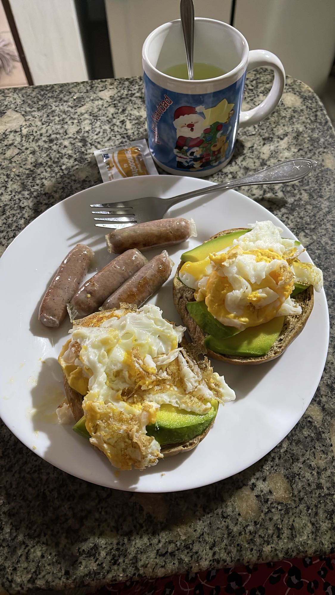 Tostadas con huevo y salchichas