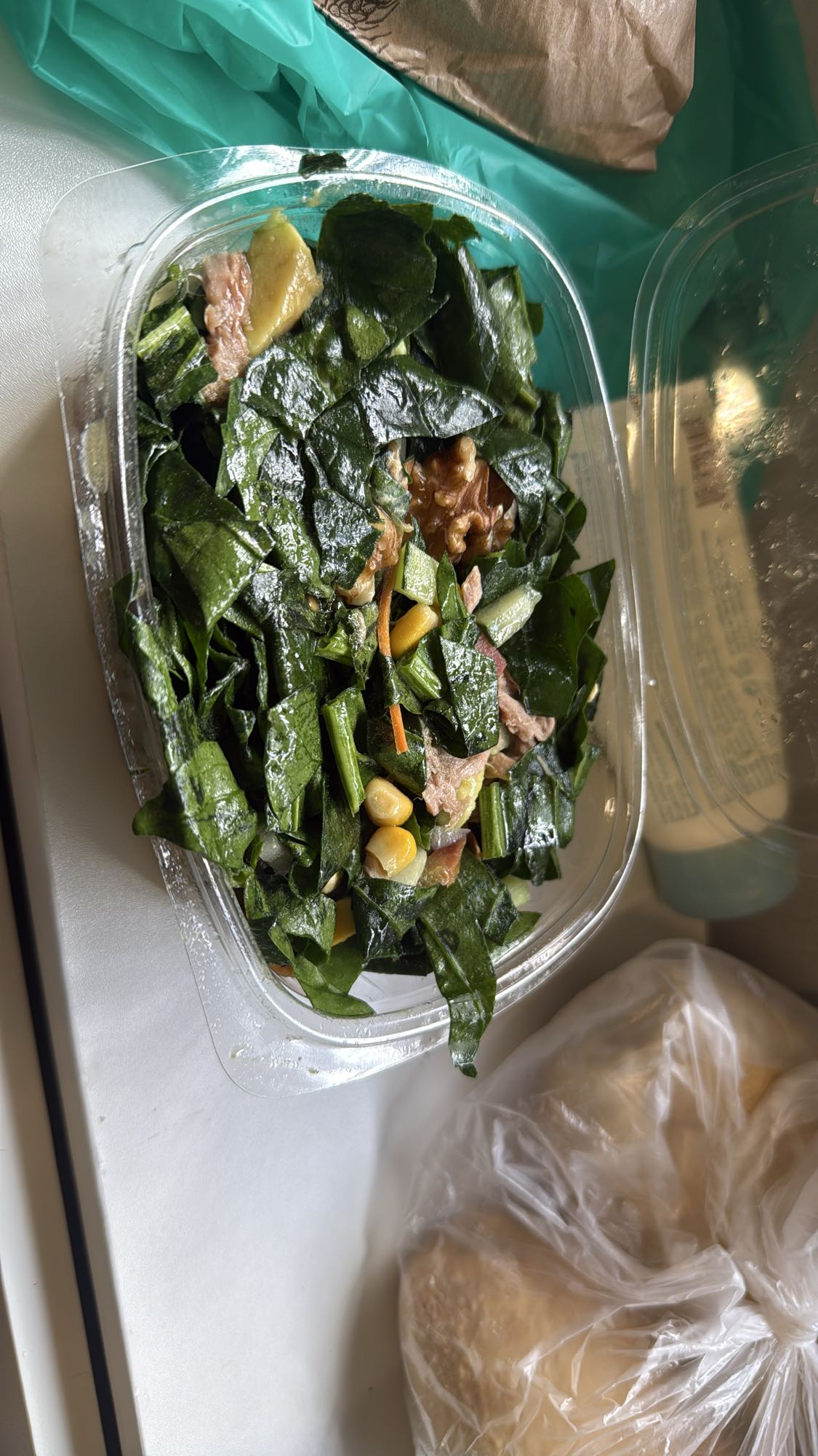 Ensalada de espinaca y pan