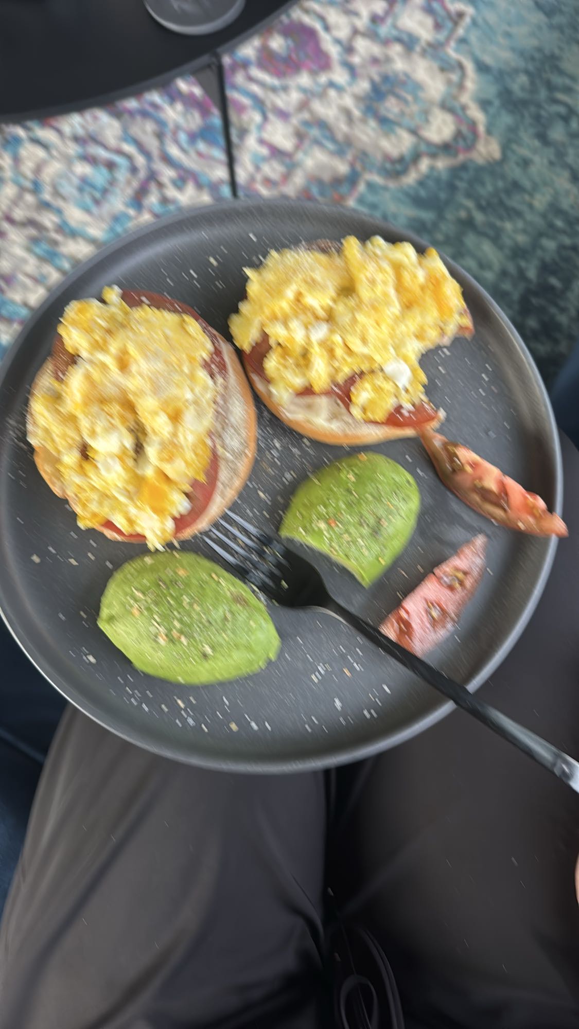 jajka na bajglu z awokado