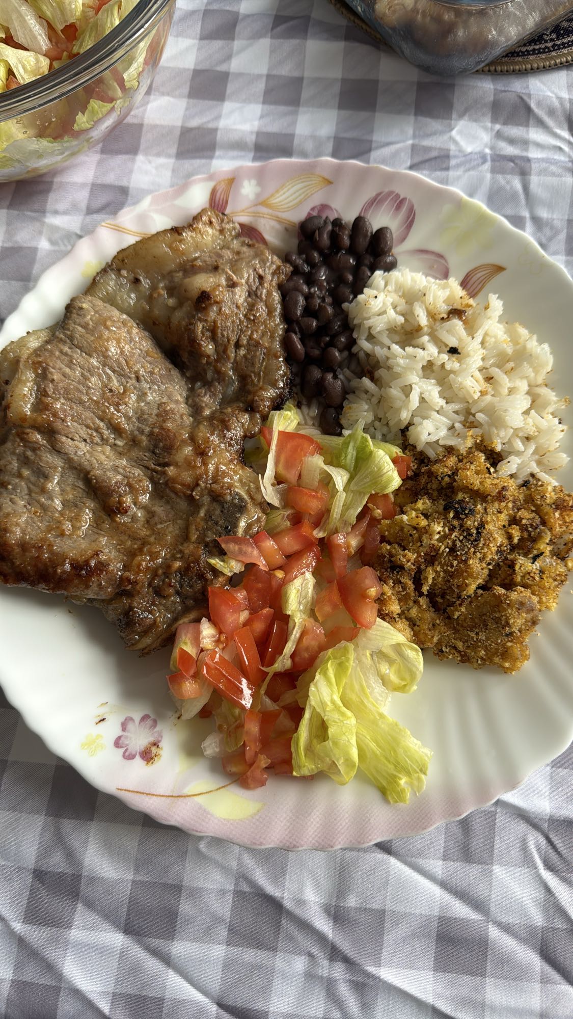 Prato com carne e arroz