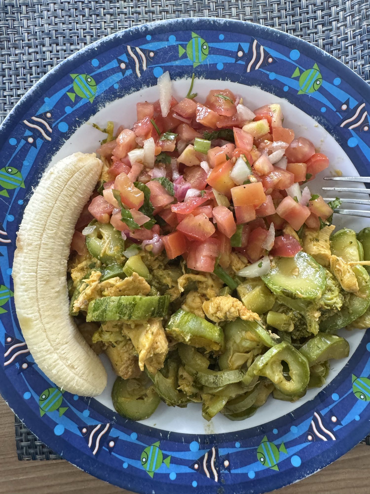 Frango com legumes e banana