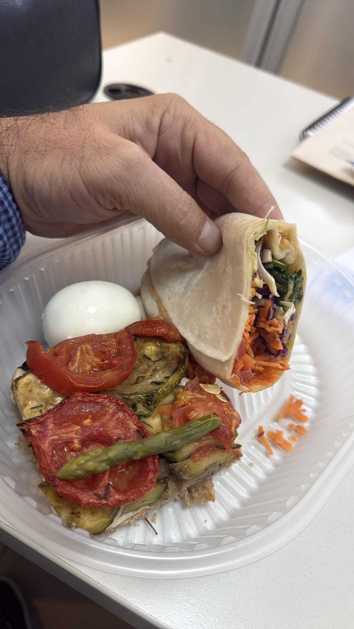 Ensalada y wrap vegetal