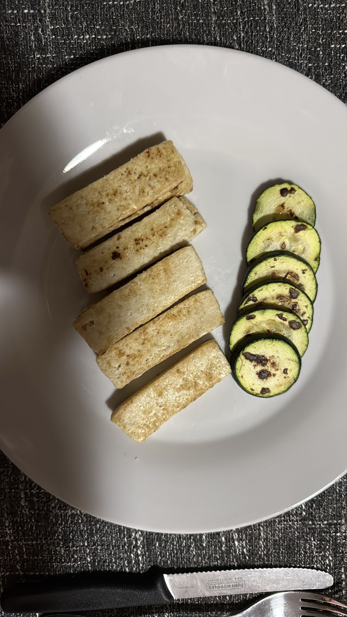 Tofu la grătar cu dovlecel