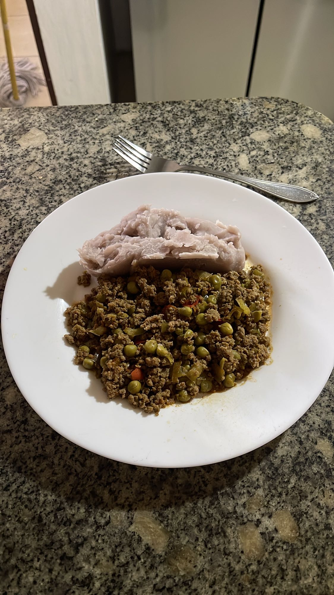 Carne de res molida con ajíes morrones y guisantes