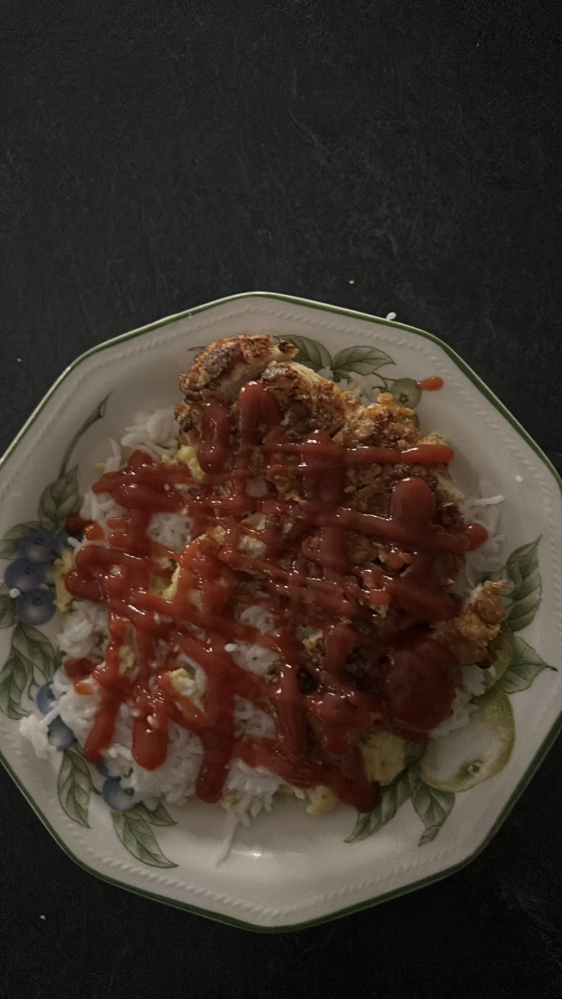 Riz, poulet frit, ketchup