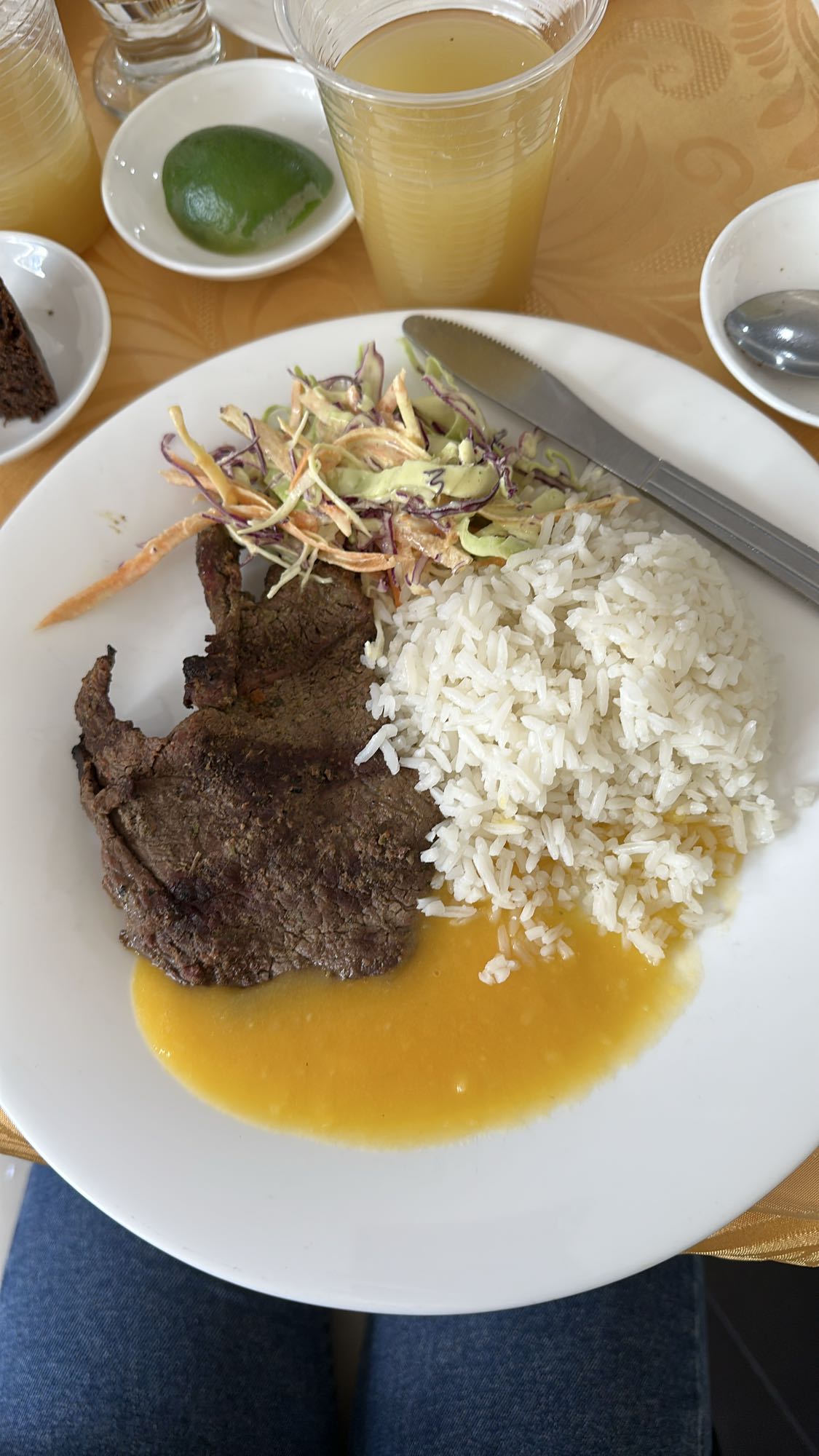 Carne con arroz y ensalada