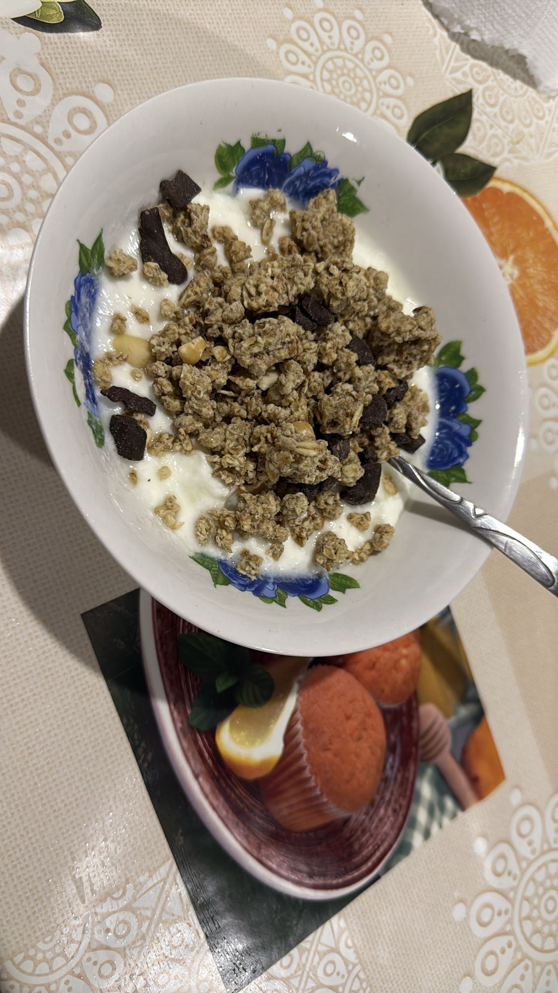 Iaurt cu granola și ciocolată