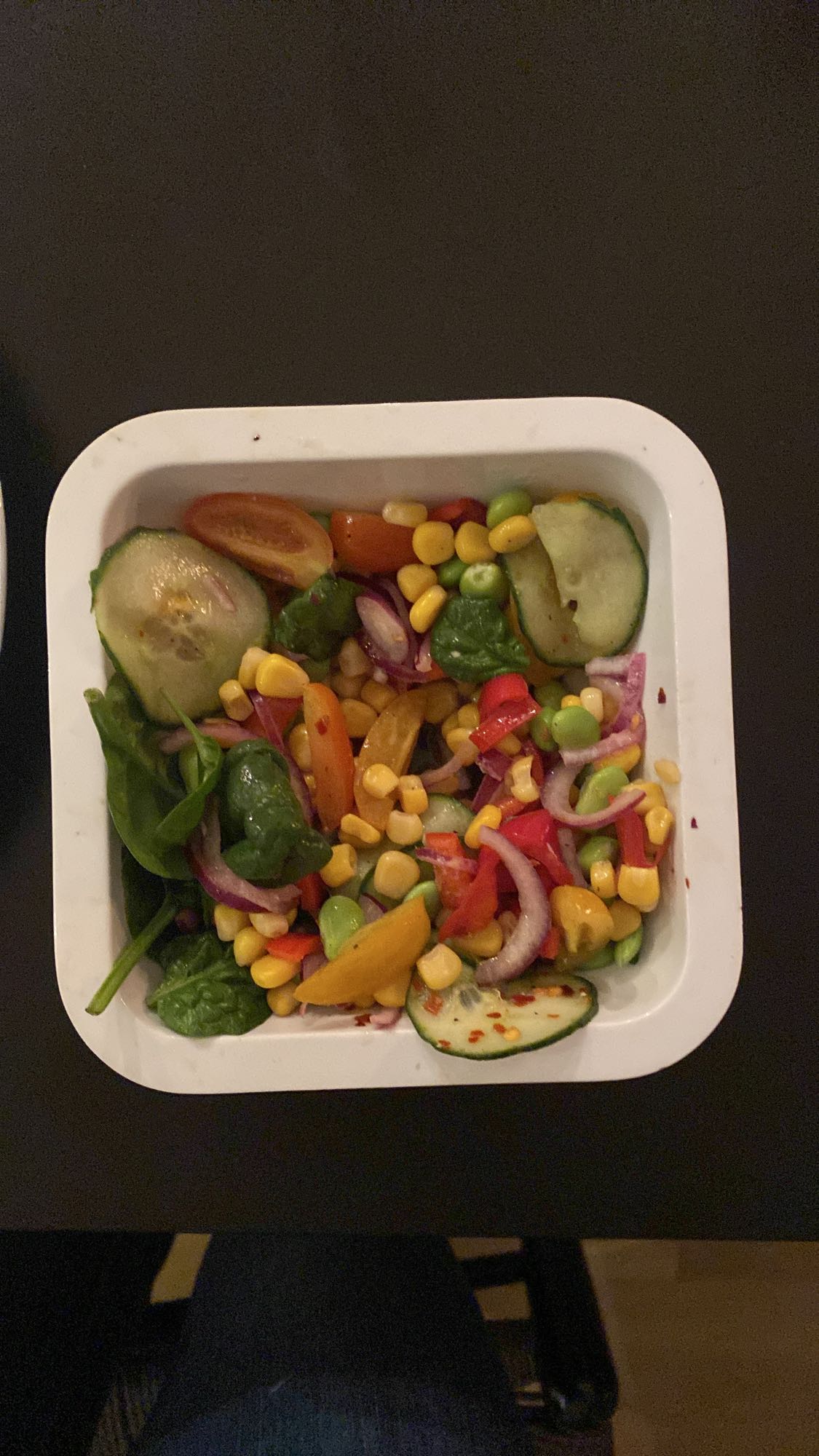 Färgglad grönsakssallad