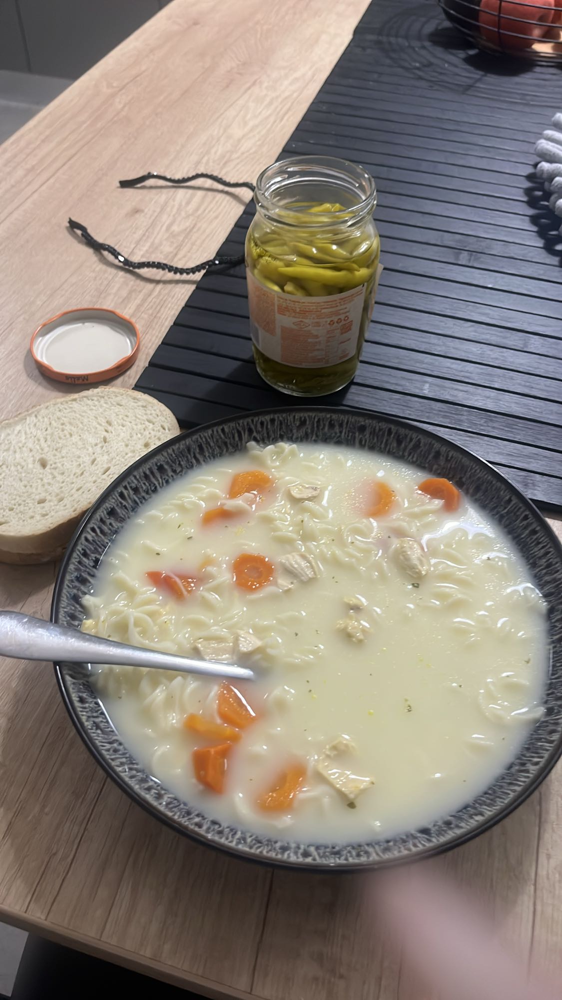 Supă cu tăiței și pâine