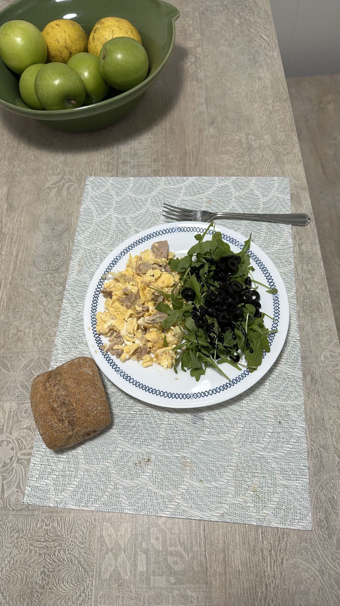 Huevos con ensalada y pan