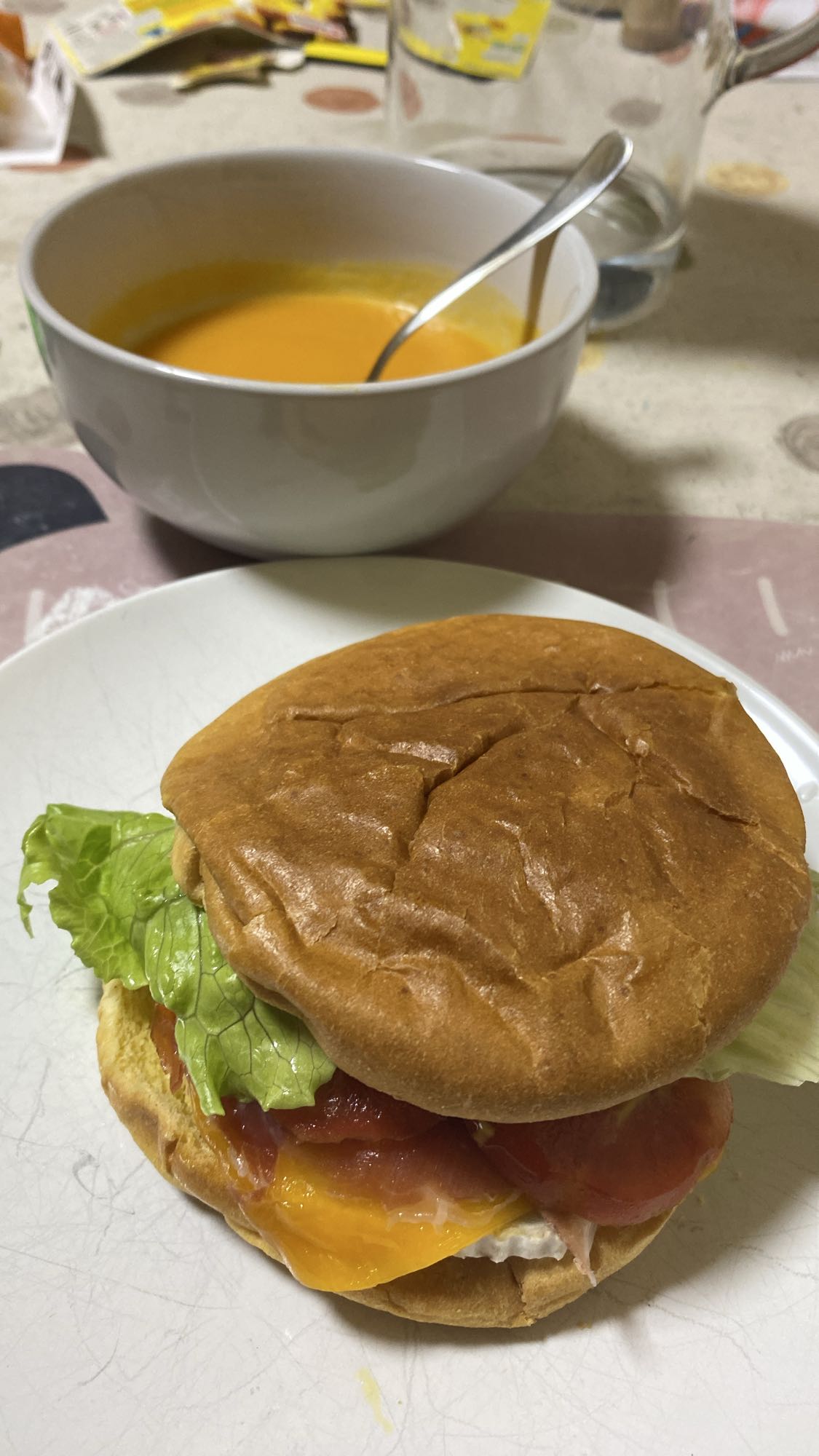 Hamburguesa de pollo con crema de calabaza