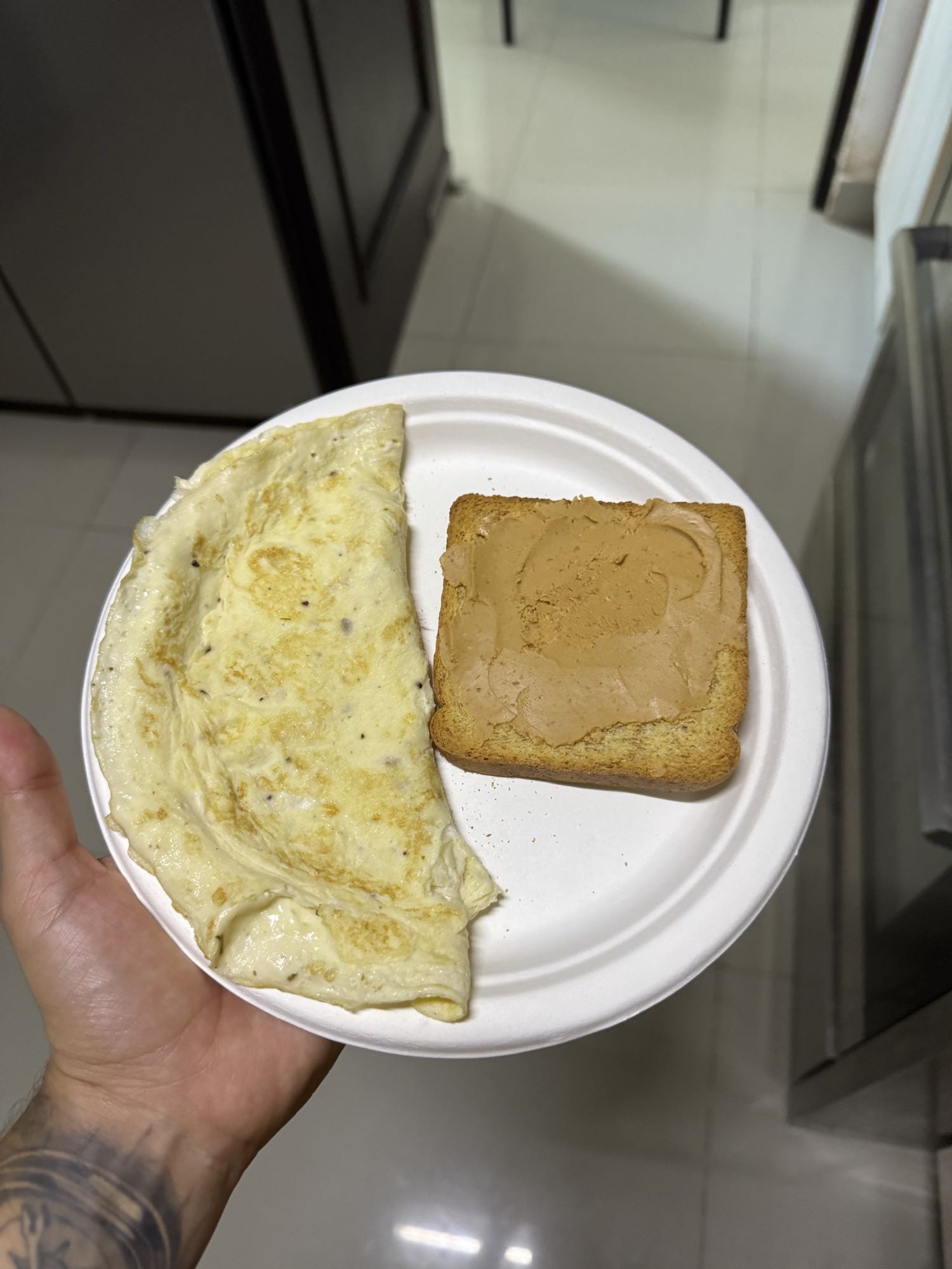 2 huevos, 3 claras y tostada con mantequilla de mani