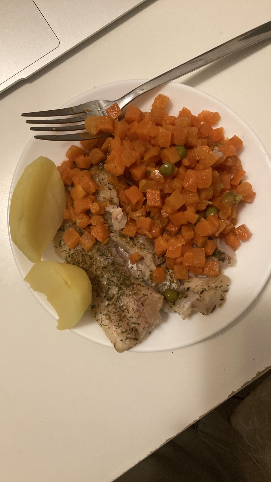 рыба с овощами и картофелем