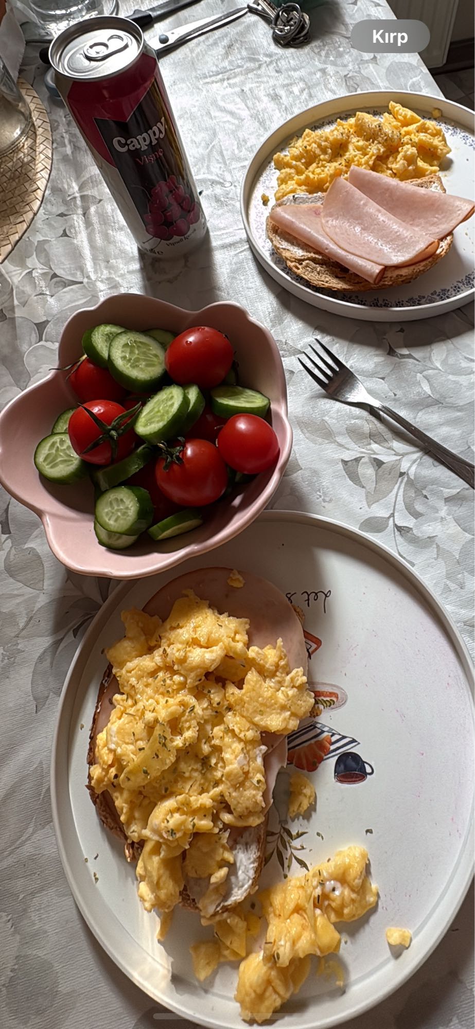 Yumurtalı sandviç ve salata