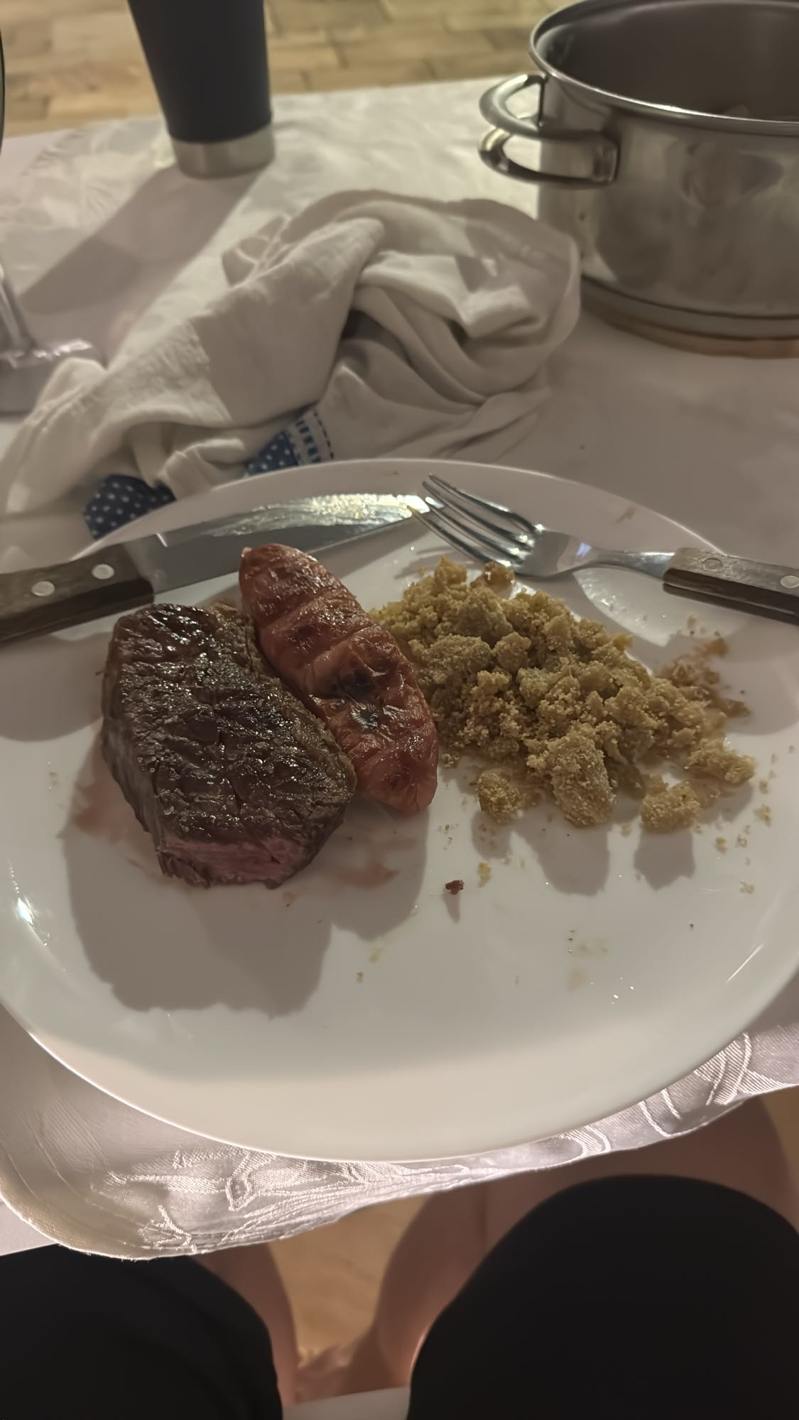 Carne com linguiça e farofa
