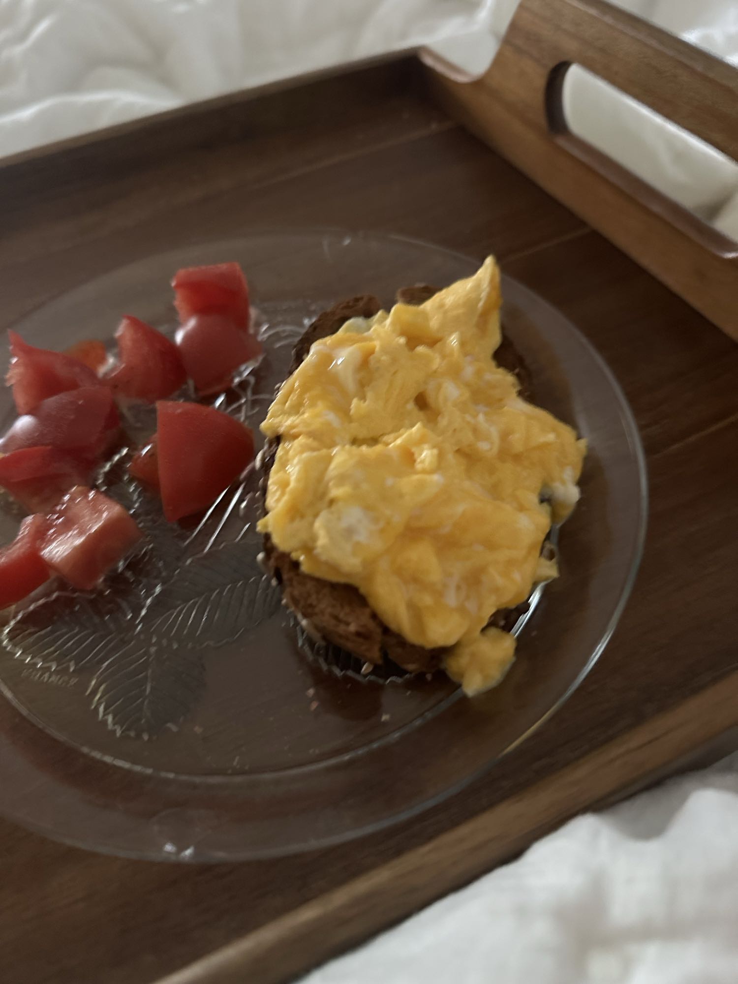 Tostada con huevo y tomate