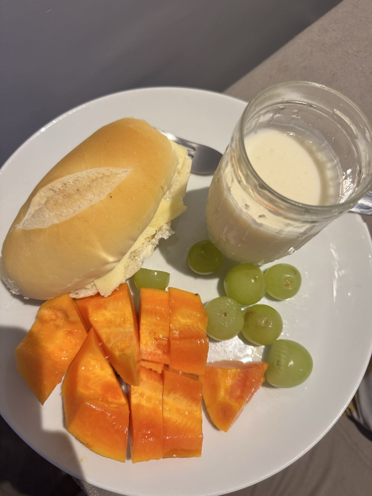 Café com pão e frutas