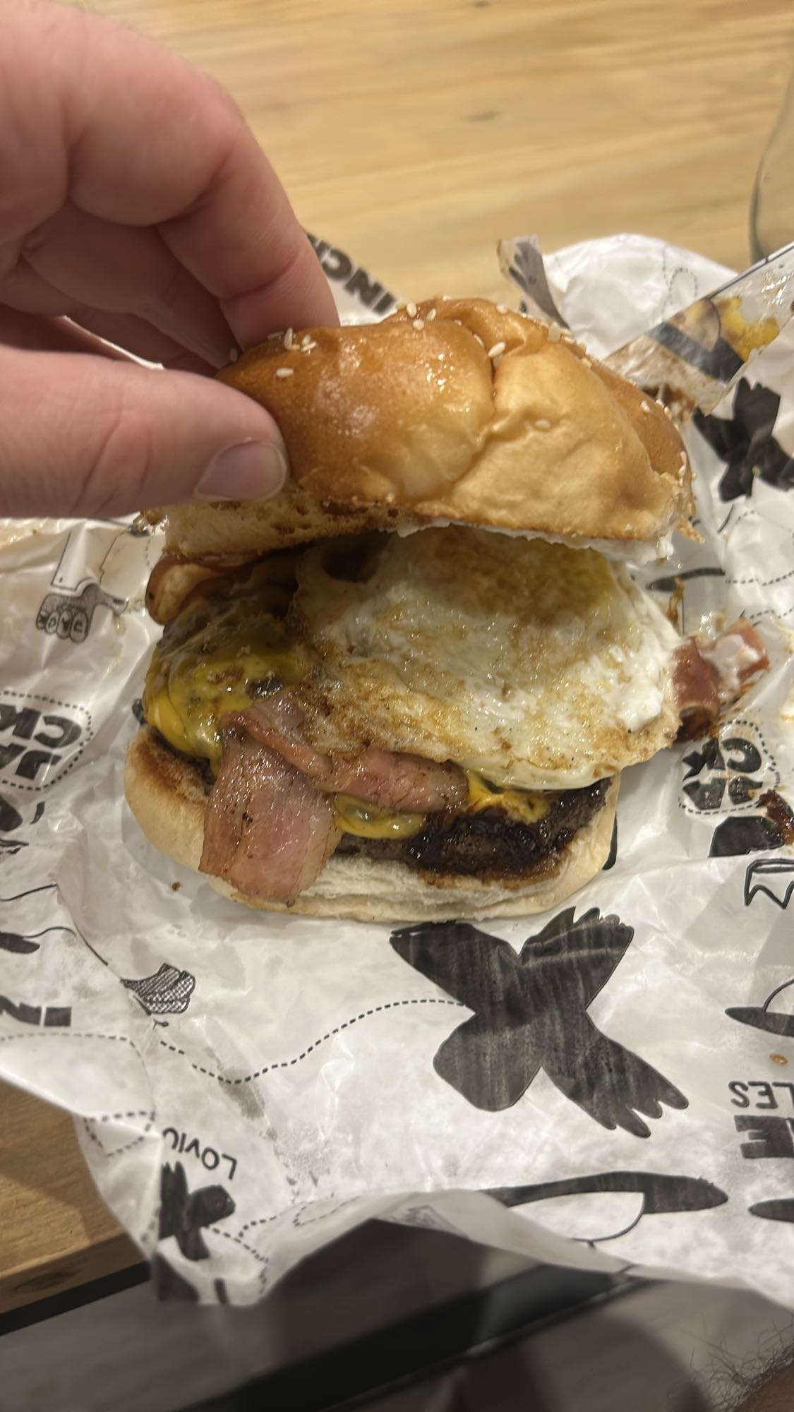 Hamburguesa con huevo y tocino