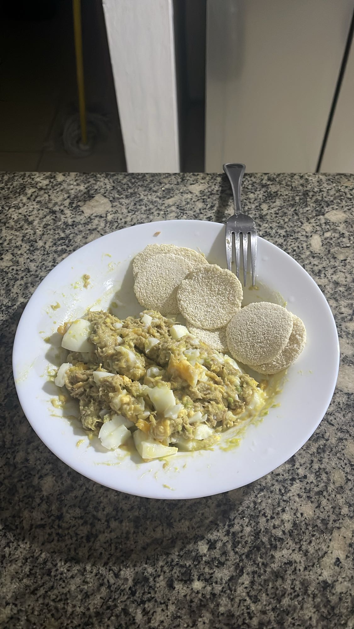 Huevos con atún, puré de aguacate y casabe