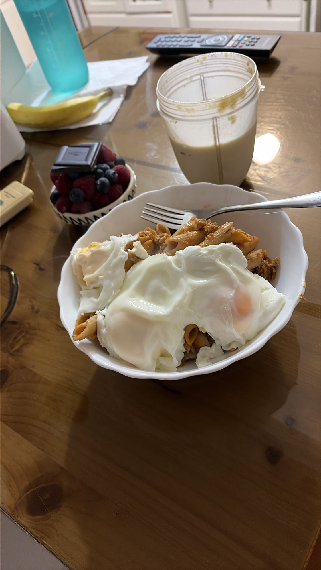 Paste integrale cu carne de curcan, ouă, shake cu kefir, banană, fructe de pădure și ciocolată neagră