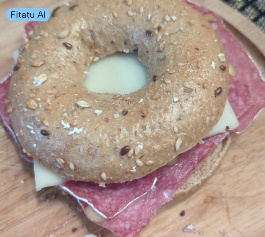 Bagel z serem i salami