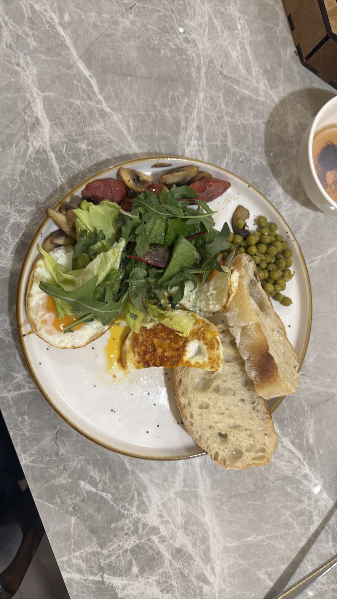 Завтрак с яйцом и салатом