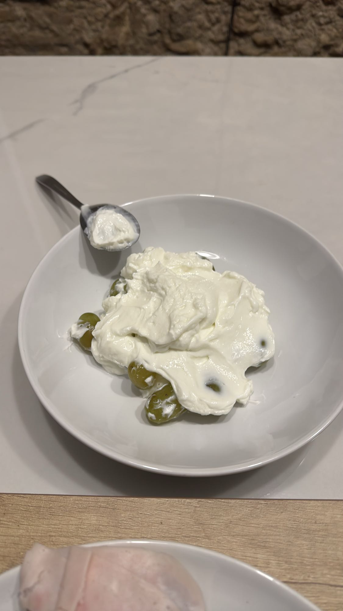 yogur con uvas verdes