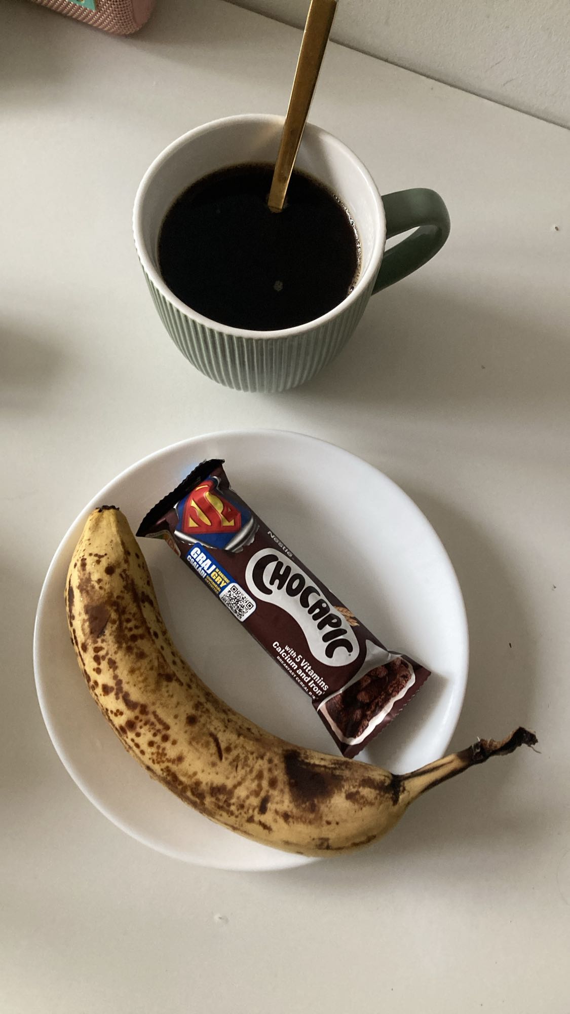 Банан и батончик с кофе