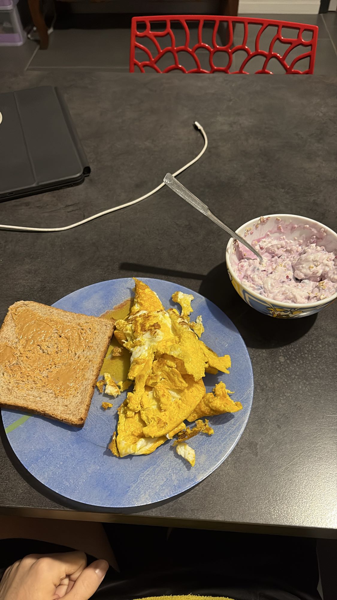 Oeufs, pain et yaourt