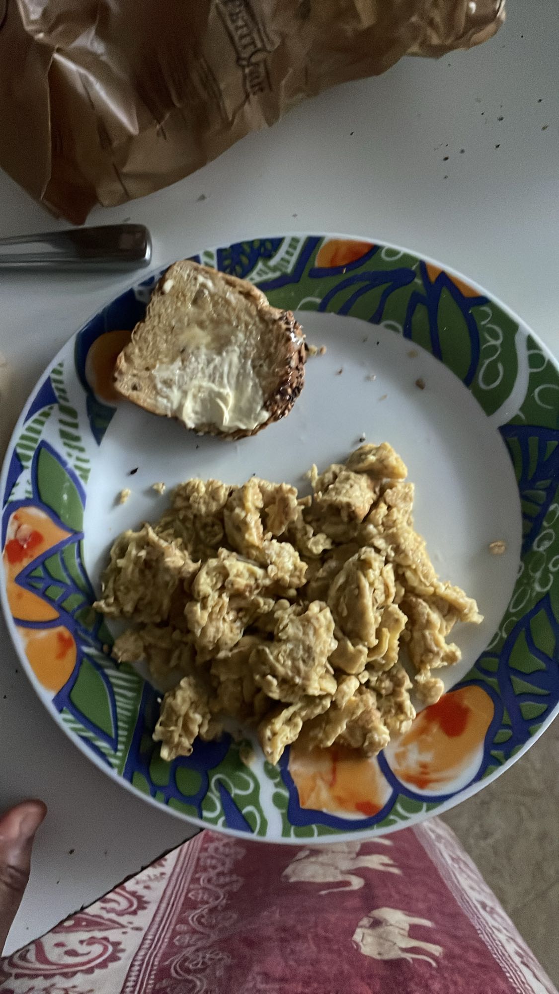 Oeufs brouillés et pain