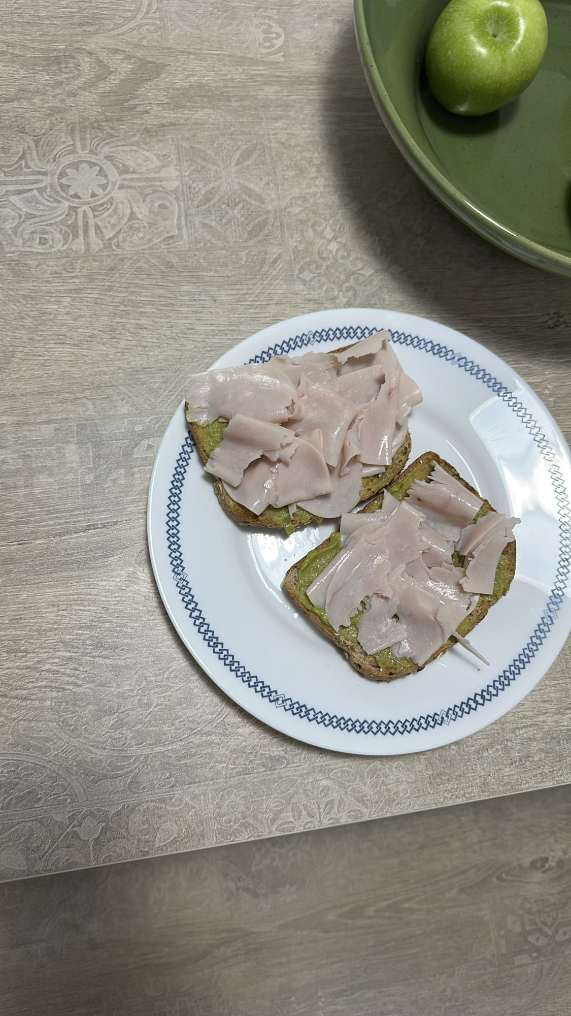 Tostadas de pavo y aguacate