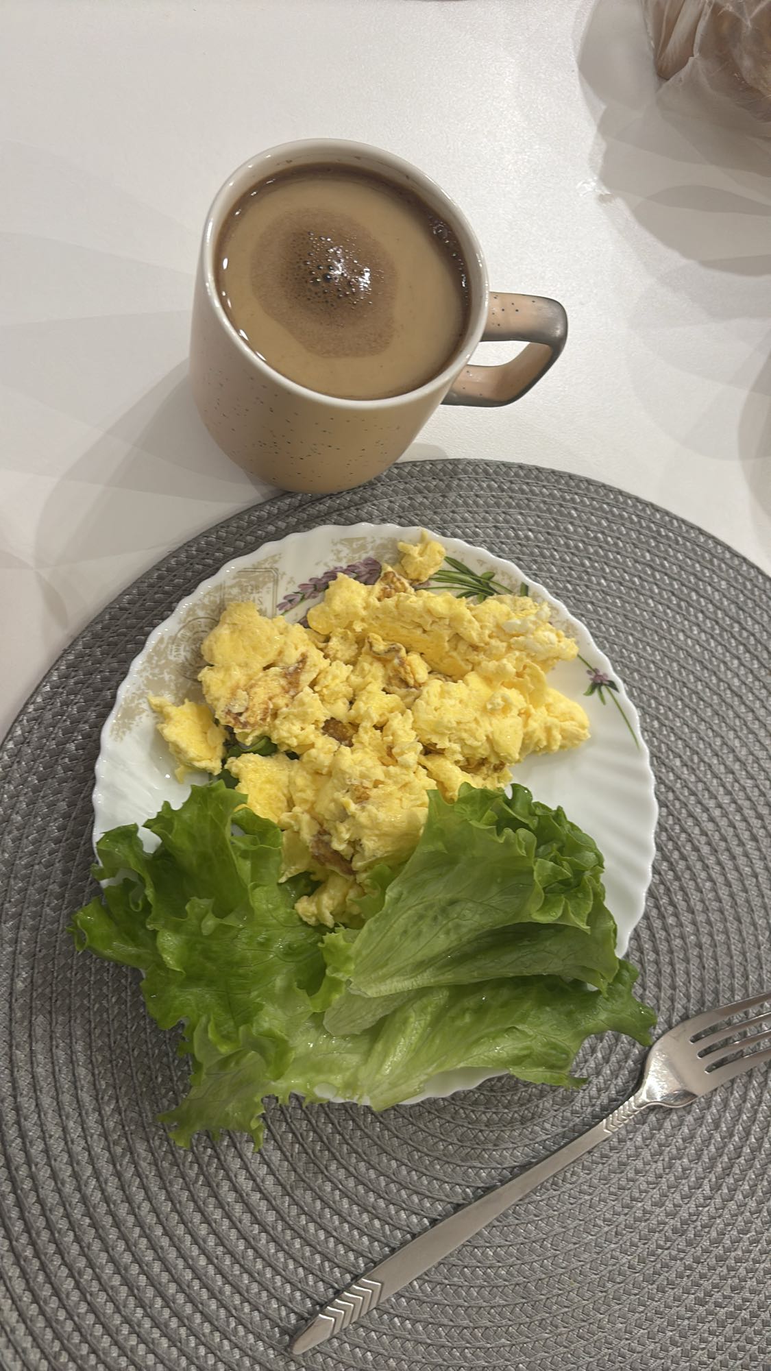 Jajecznica z sałatą i kawa