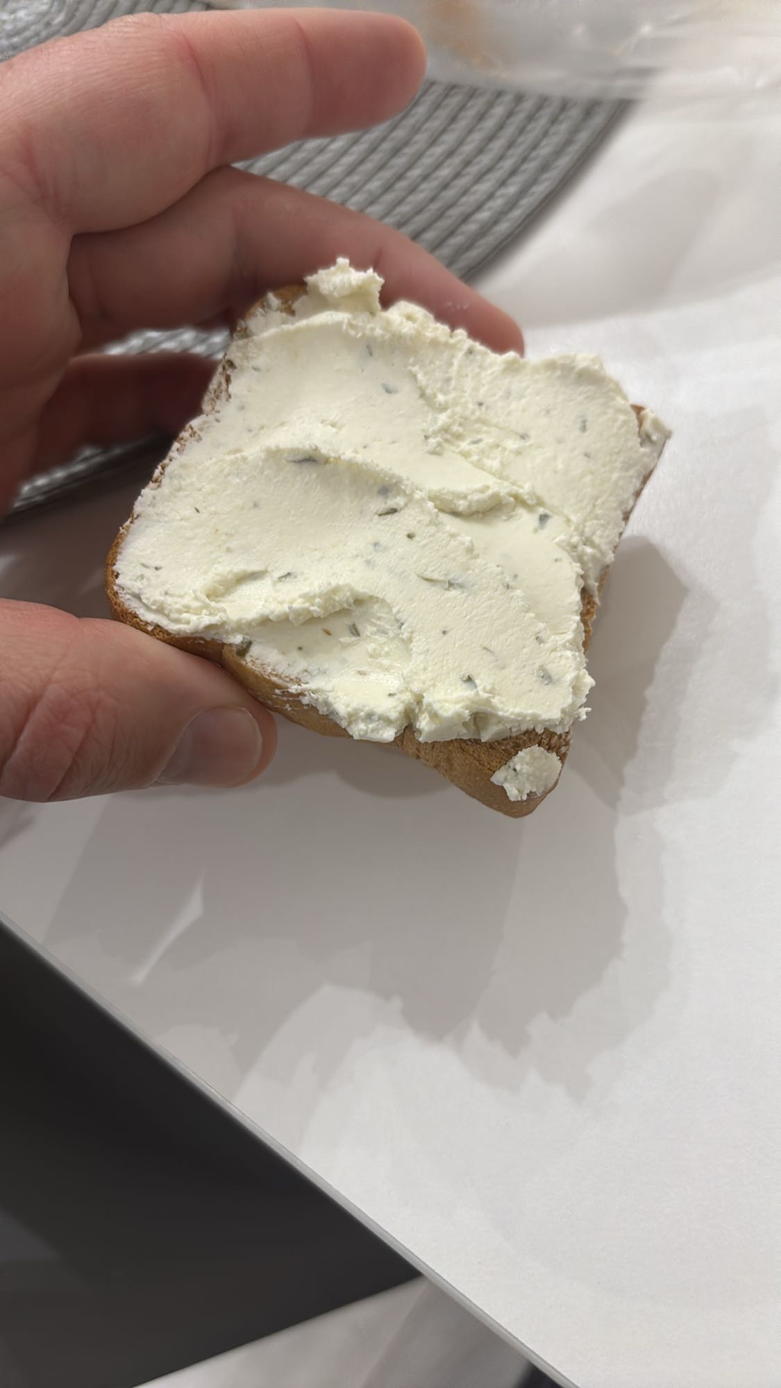 Chleb z serkiem ziołowym