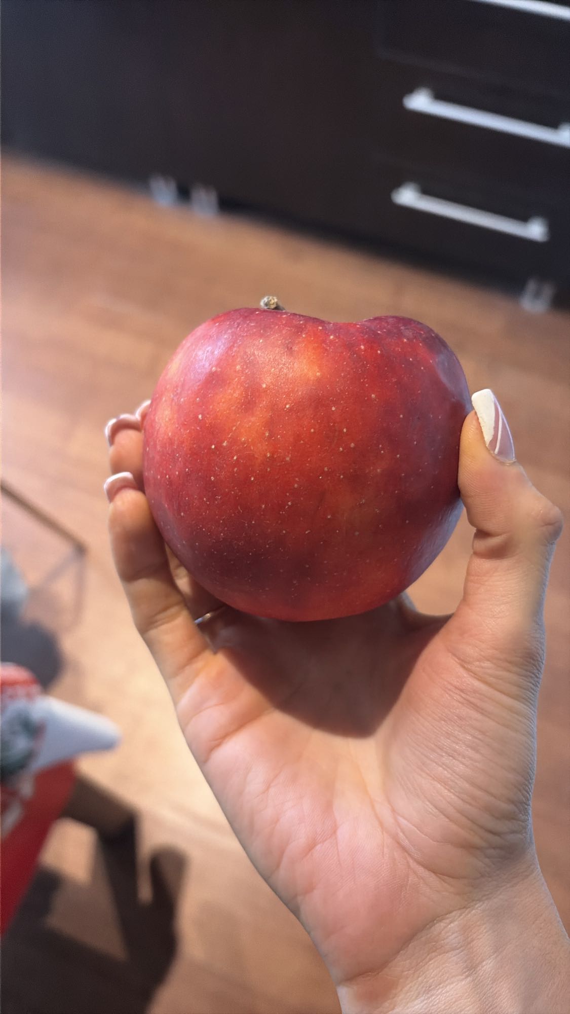 Măr roșu proaspăt