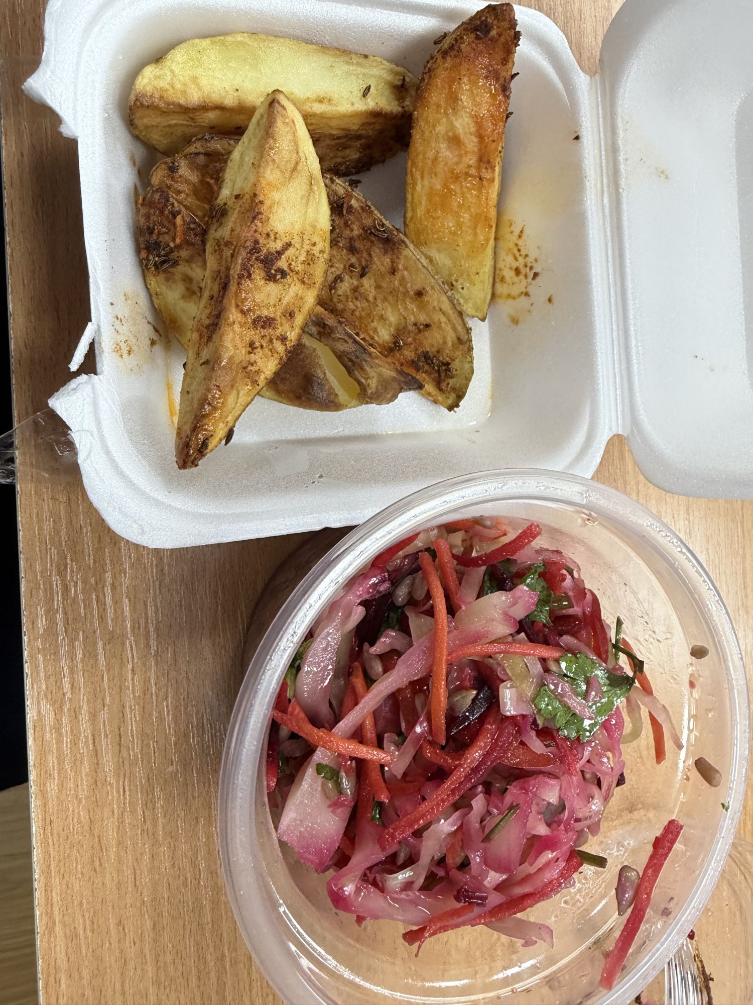 Картофель по-деревенски и салат